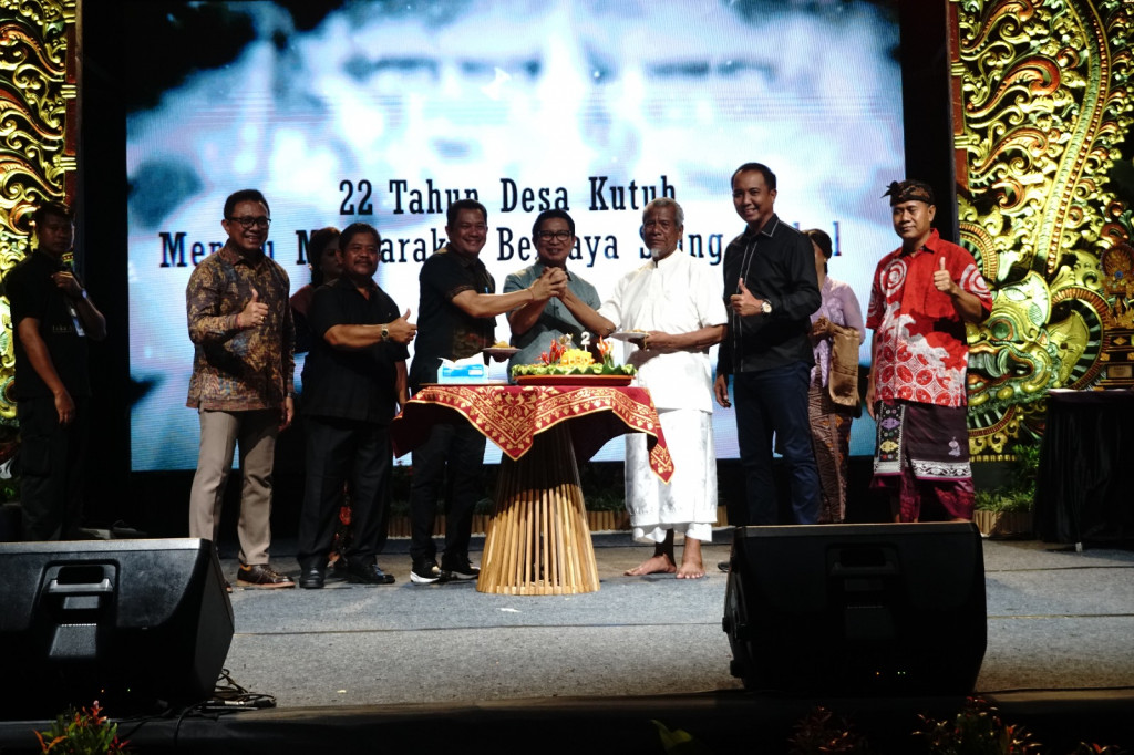 Sekda Adi Arnawa Hadiri Perayaan HUT Ke-22 Desa Kutuh